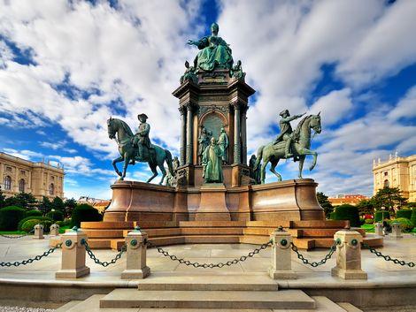 ウィーン：女帝マリア・テレジアの像
