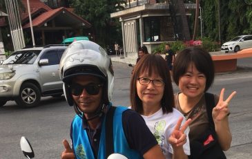 バイクタクシーで大はしゃぎ