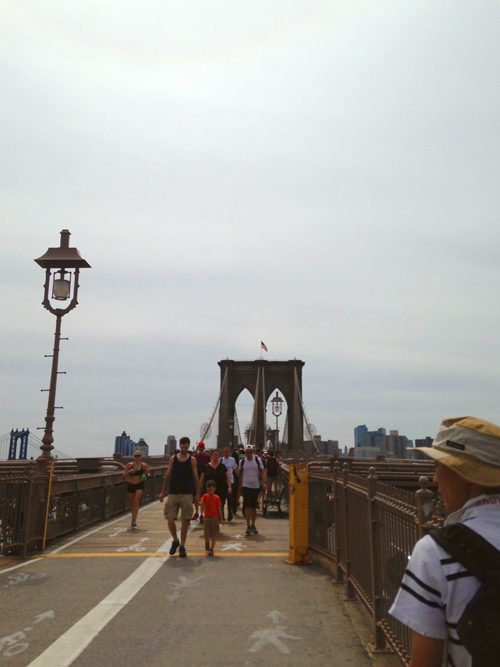 ランニングしているニューヨーカーも。ブルックリンブリッジ