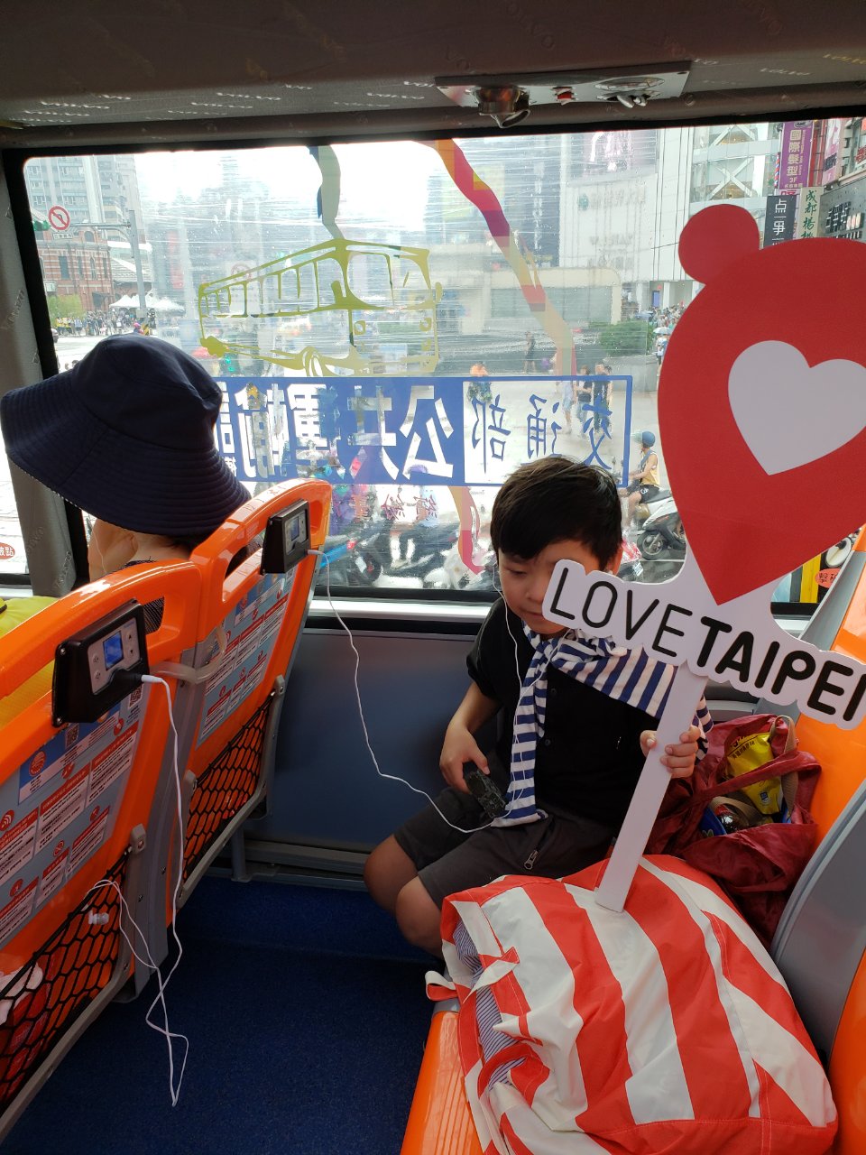 二階建てバスの中で