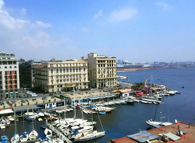 卵城から見下ろすサンタルチア港