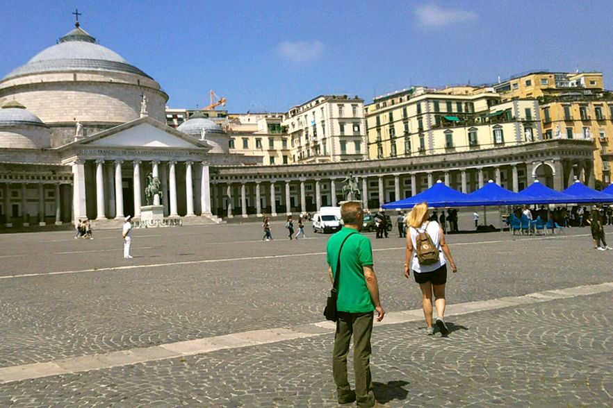 ナポリ王宮前のプレビシート広場