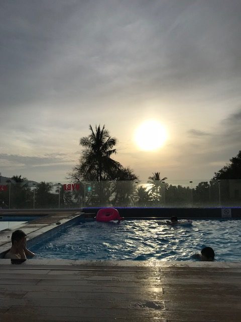 夕陽が綺麗なホテルのプール
