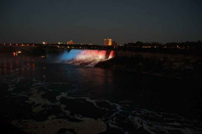 アメリカ国旗の3色のライトアップ