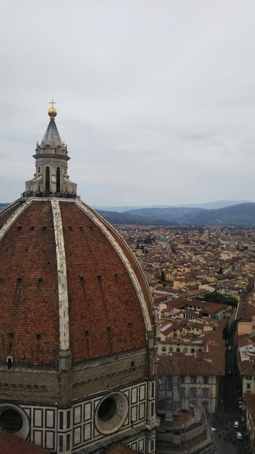 ドォーモ隣の建物最上階からの風景写真に写っているのが、ドォーモ