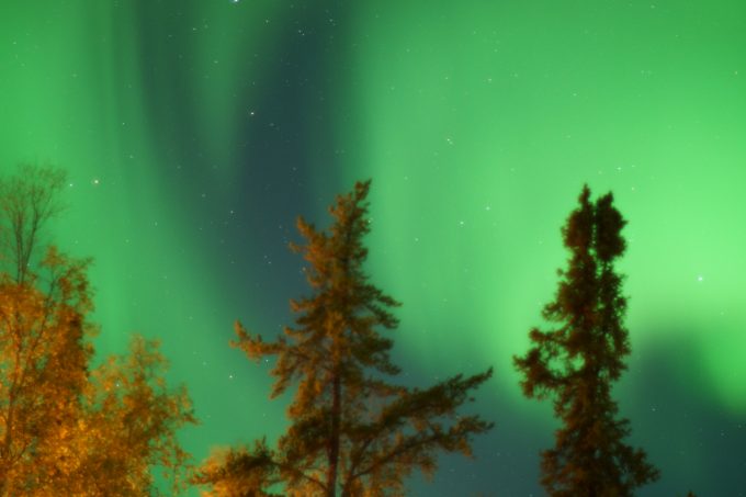 オーロラから透けて見える星が美しい
