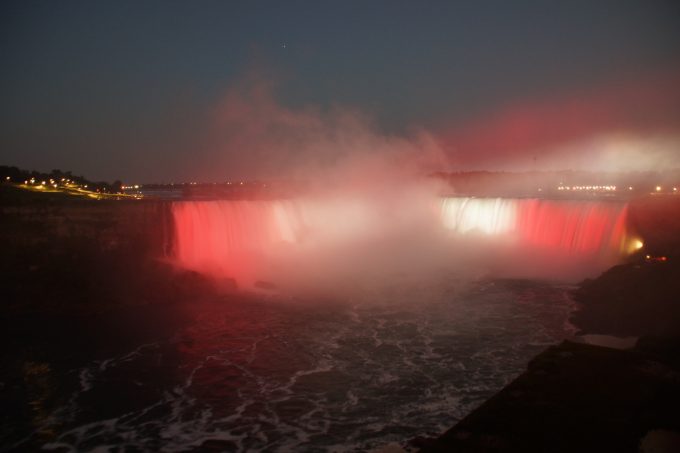 カナダ国旗のライトアップ