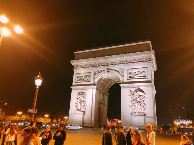 パリの王道、夜の凱旋門