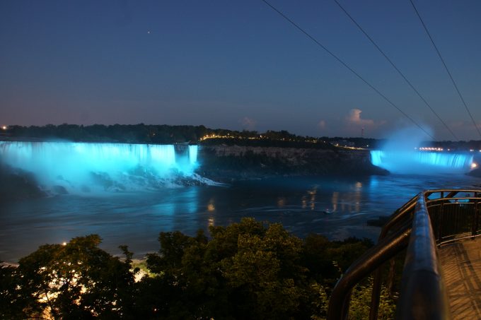 ライトアップされたアメリカ滝(左)とカナダ滝
