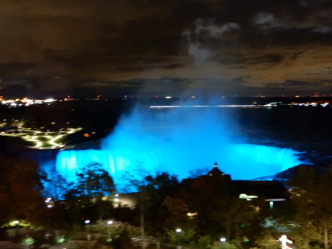 夜にはナイアガラの滝がライトアップされます