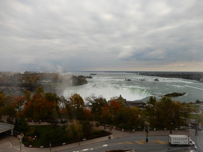 室内からは滝が見えます