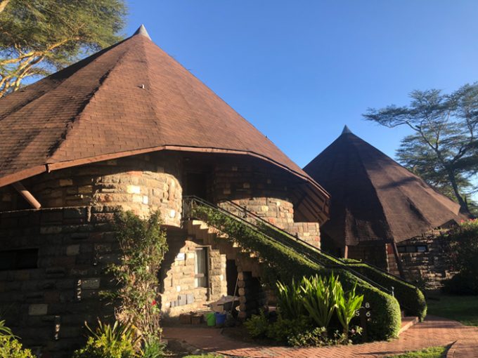 「レイク ナイバシャ ソパ リゾート」のとんがり屋根のロッジ