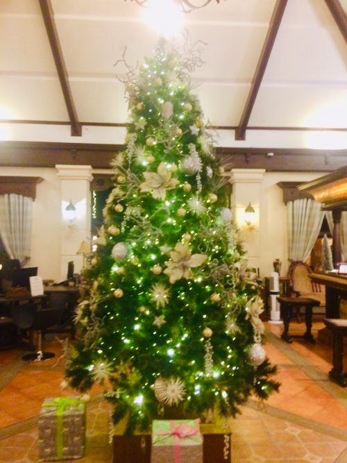 ホテル受付クリスマスツリー