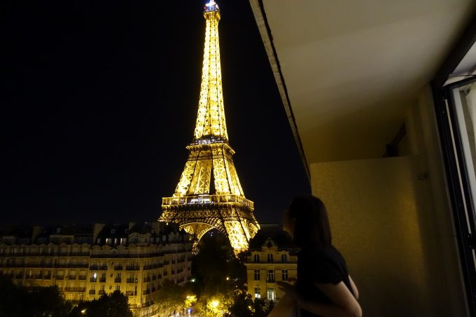 プルマン パリ の部屋から夜のエッフェル塔