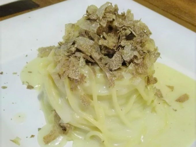 フィレンツェの中央市場で白トリュフのパスタ
