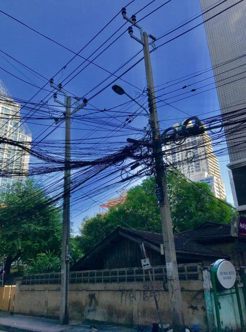 ホテル近くの道で、電線のすごさにびっくり。