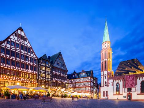 フランクフルト：ライトアップされたレーマー広場