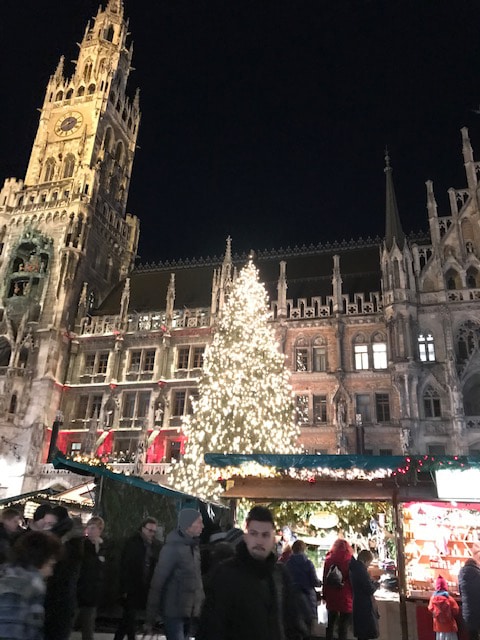 ミュンヘン市庁舎前、市庁舎のテラスで市民コーラス隊がクリスマスソングを歌っていました