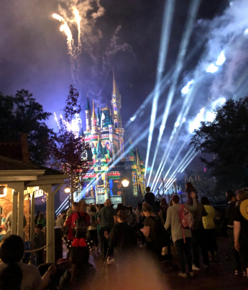 プロジェクトマッピングと花火で輝く「シンデレラ城」