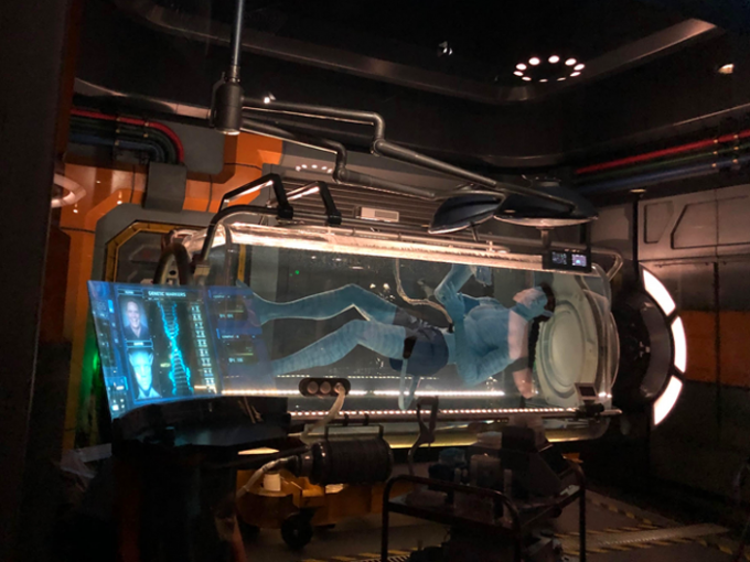 巨大な水槽に目を奪われます