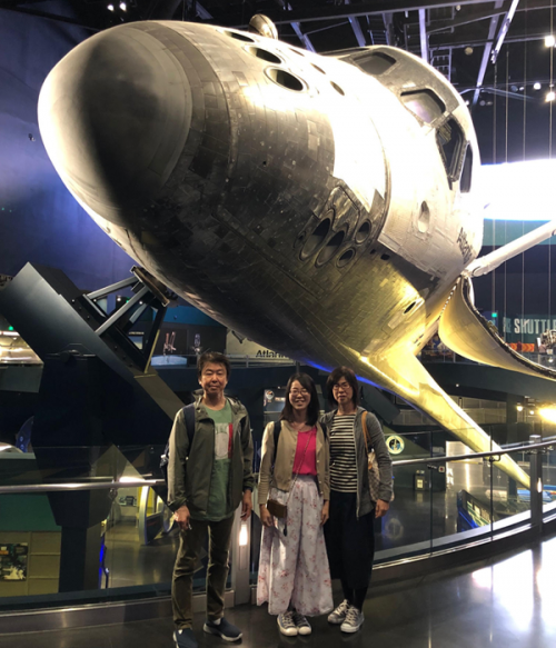 「ケネディ宇宙センター」でスペースシャトル『アトランティス』と記念撮影