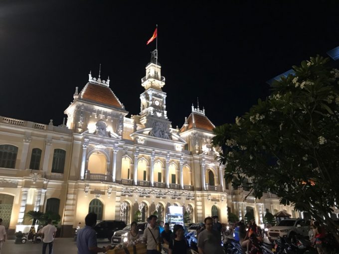 （ベトナム）ホーチミン市人民委員会庁舎、夜ライトアップ