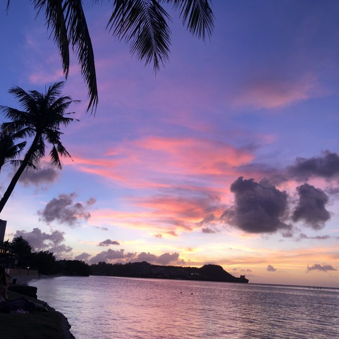 夕暮れ時の海と空