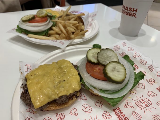 美味しかったですが値段はハンバーガー2つとシェイク１つで3000円強と高かったですsmash burger