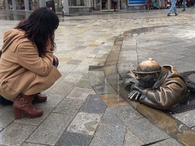 ユニークな「マンホールおじさん」