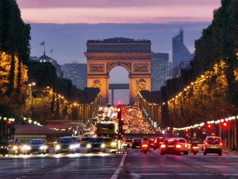 パリ：シャンゼリゼ通りからの凱旋門