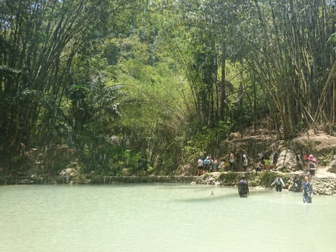 「ツマログの滝」の前に広がる溜池