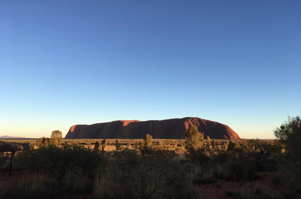 日の出のエアーズロック
