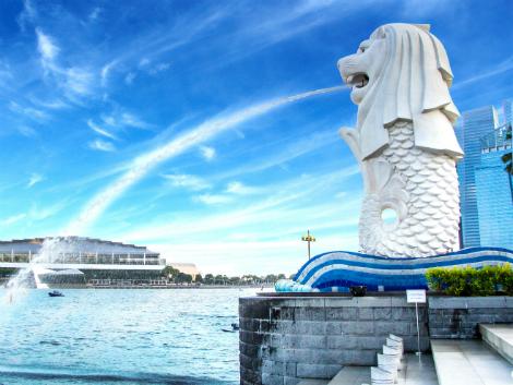 青空の下のマーライオン