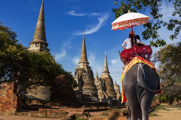 アユタヤ遺跡で象乗り