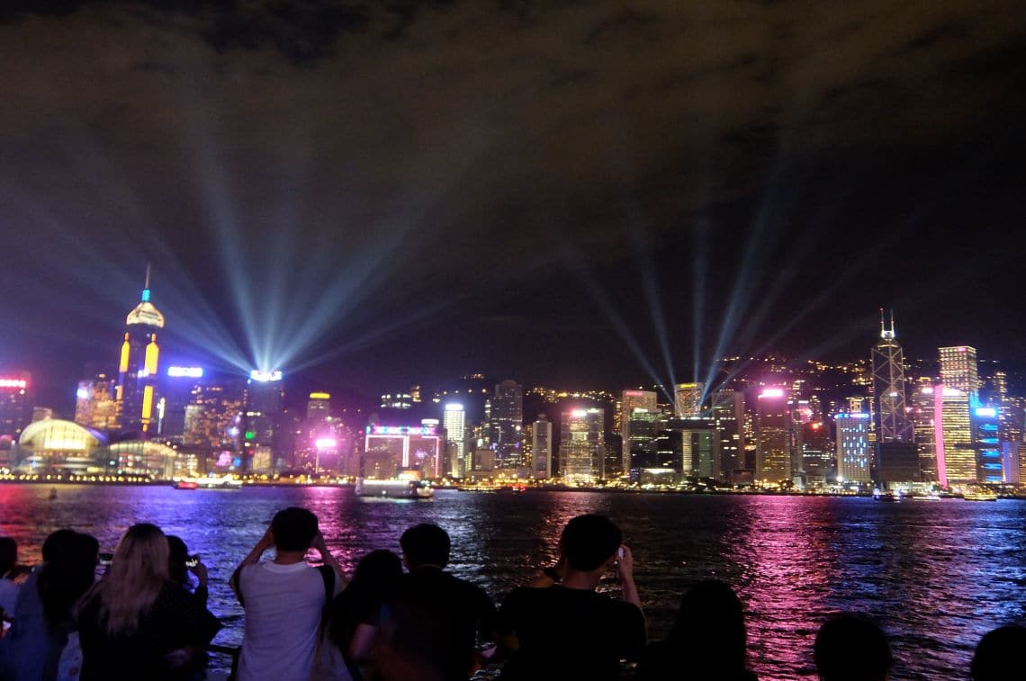 尖沙咀プロムナードから見たシンフォニー・オブ・ライツの夜景