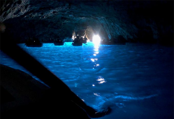 美しい「青の洞窟」