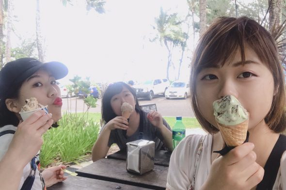 パームコーブにて、アイスをほおばる仲良し3人組