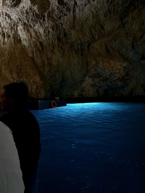 神秘的で美しかったエメラルドの洞窟
