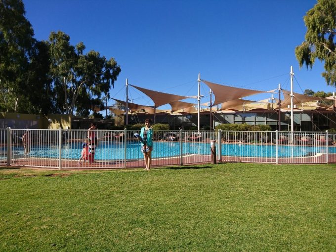 セイルズインザデザート撮影　ホテル内の中庭とプール