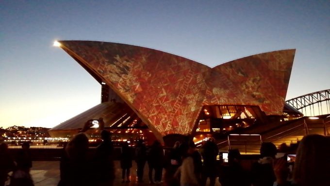 日没　オペラハウス屋根に浮かぶプロジェクションマッピング