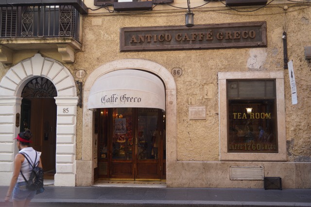 アンデルセンやゲーテも訪れたというローマ最古のカフェ「 グレコ」