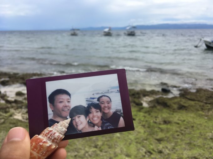 モワルボワルの海で拾った貝と家族写真