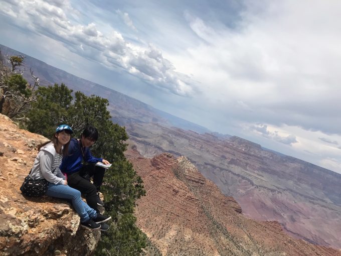 崖ギリギリで写真