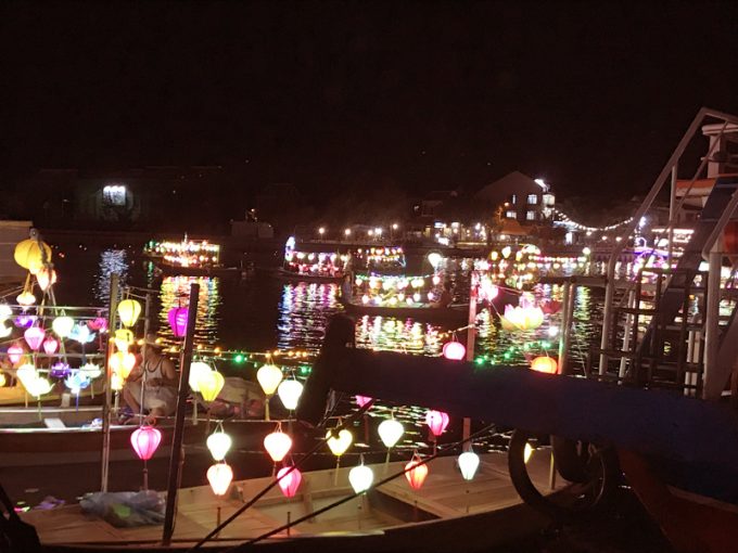 提灯に灯がともる夜のホイアン