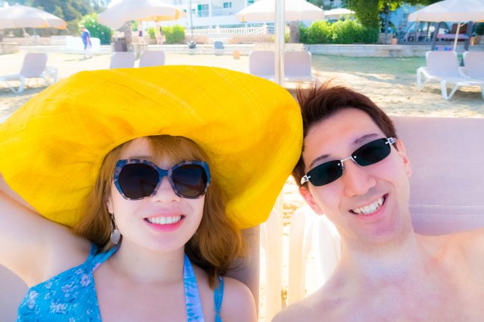 イビサのビーチにて。黄色い帽子はダルトビラで一目惚れで購入したお気に入り♡