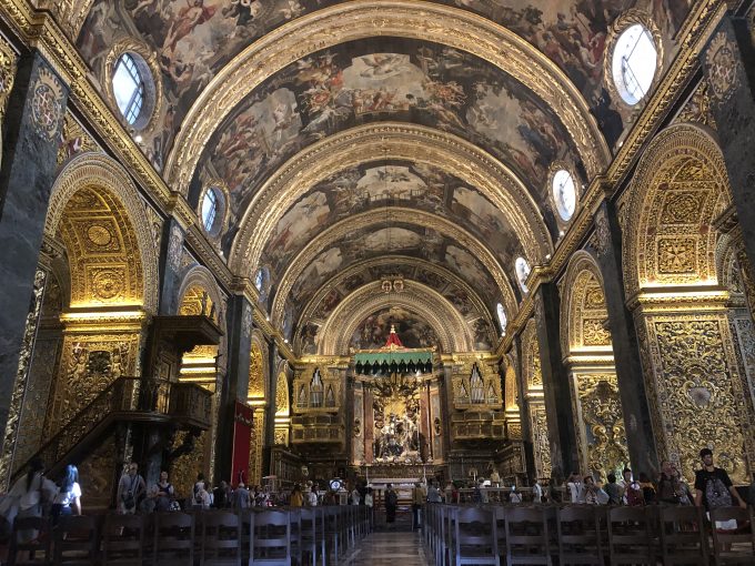 ヴァレッタの聖ヨハネ大聖堂。天井から床まで豪華な装飾が施されており、圧巻でした。