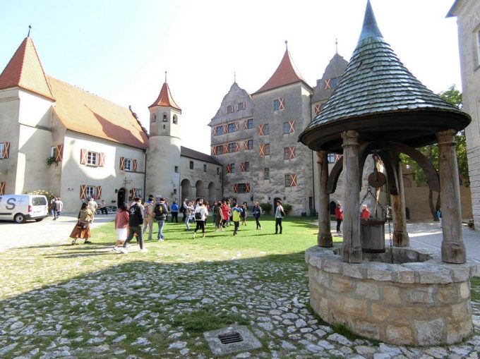 おとぎ話に出てきそうなハールブルク城