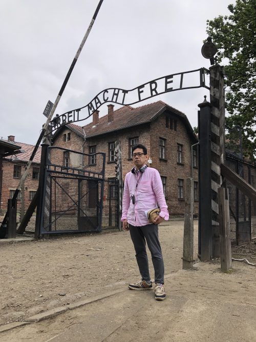 アウシュビッツ強制収容所の入口の前にて