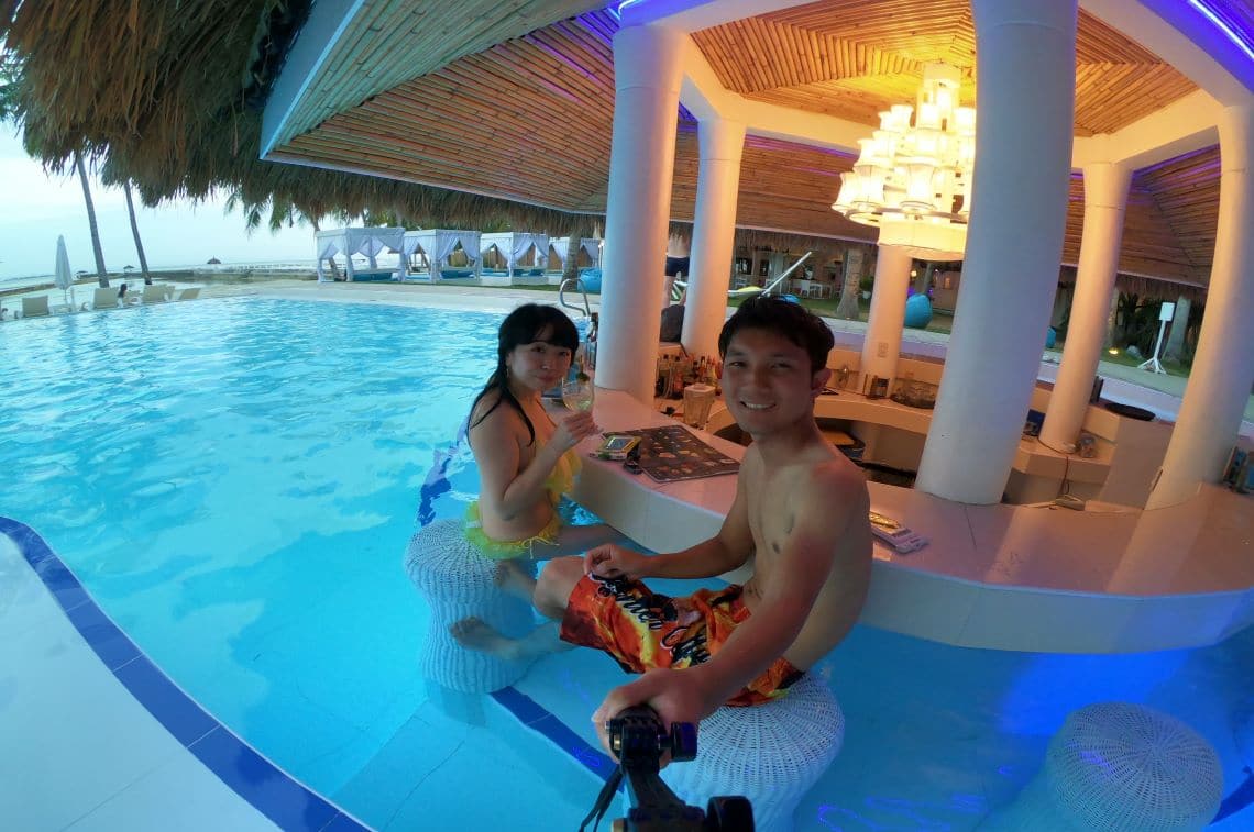 ホテルのプールバー