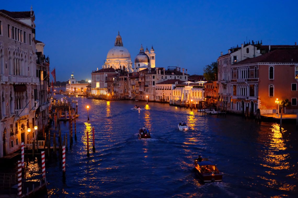ベネチアの雄大な運河